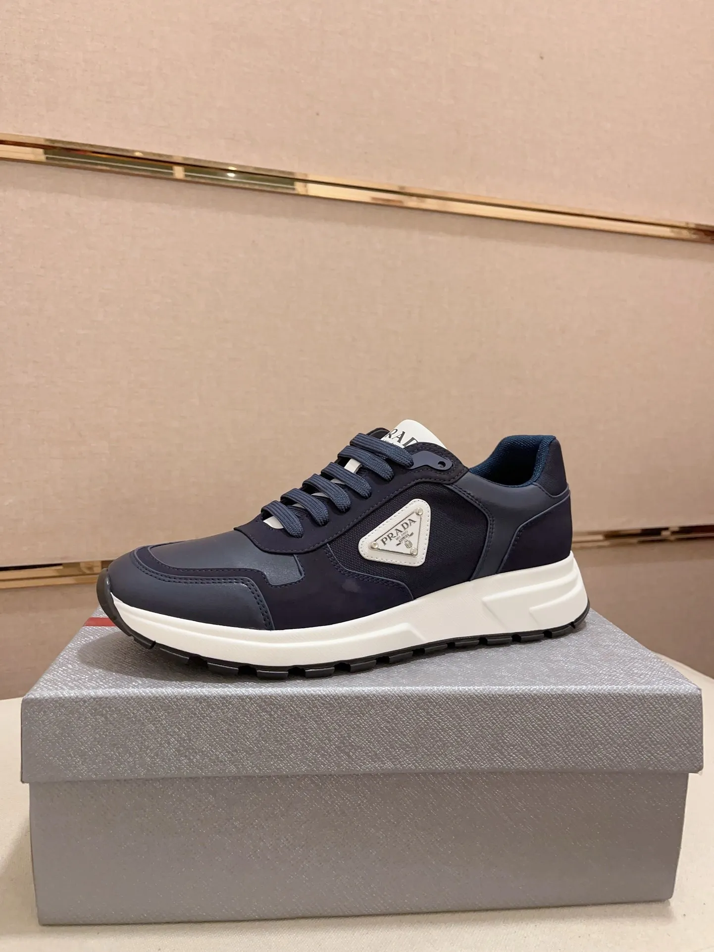 Men's shoes 💰 560 💰 (high version) new Prada (Prada) high-tops are launched at the same time, new men's shoes, 😘fabrics are selected from waterproof technical cloth. First layer cowhide lining. 👍🏿Original molded anti-slip rubber outsole, with exquisite lines, simple and elegant, comfortable and high-end for leisure travel. Number of yards: 38 to 44. (Can be customized for 45.46.)